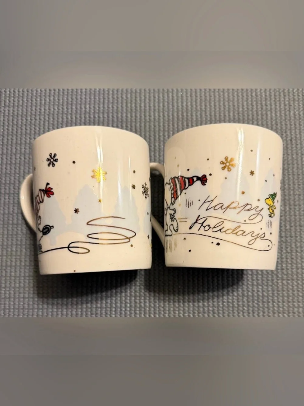 LENOX. Set of 2 mugs featuring Snoopy ice skating. A festive highlight! These Sn